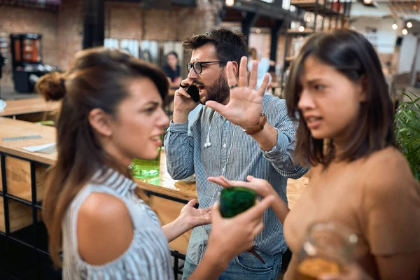 Pessoas Bar Homens Telefone Mostrarem Raparigas Para Serem Qiet Dois — Fotografia de Stock
