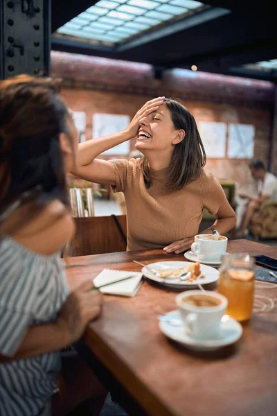 Две Молодые Девушки Кафе Веселятся Смеются Разговаривают Молодая Красивая Женщина — стоковое фото