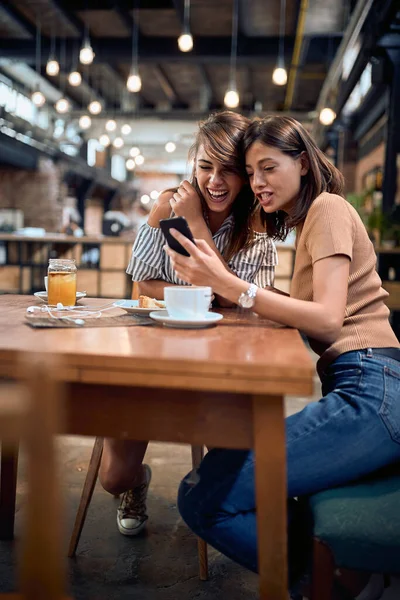 Two Young Beautiful Girls Cafe Having Great Time Woman Showing — Stock Photo, Image