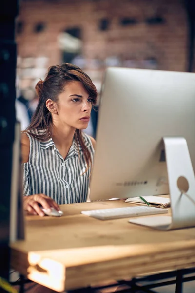 Bilgisayarda Çalışan Ekrana Bakan Odaklanmış Bir Kadın Çalışma Eğitim Internet — Stok fotoğraf