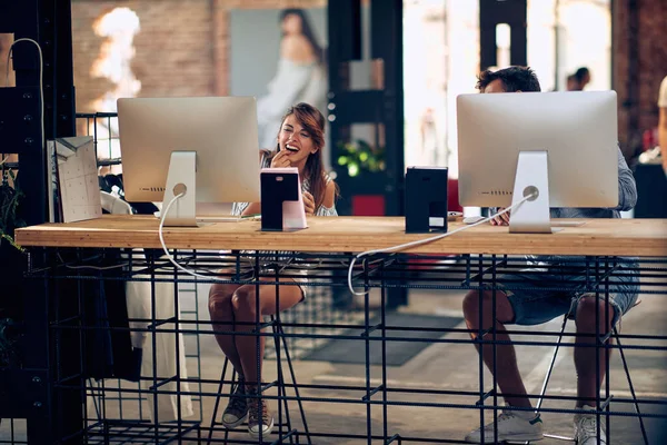 若い男性と女性が一緒にPcの前に座って 楽しい時間を過ごしています ビジネス チームワーク インターネットカフェのコンセプト — ストック写真