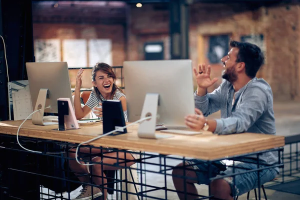 快乐的男人和女人在工作时谈笑风生 创新和现代的办公空间 自由职业 网吧概念 — 图库照片