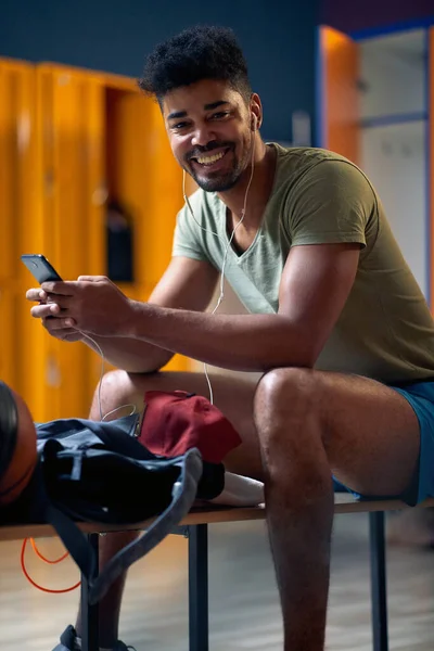 Χαρούμενος Χαμογελαστός Νεαρός Που Κάθεται Στα Αποδυτήρια Γυμναστικής Αθλητικά Ετοιμάζεται — Φωτογραφία Αρχείου