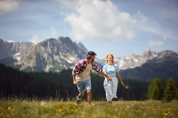 Beautiful Young Couple Enjoying Nature Running Mountain — Stock Photo, Image