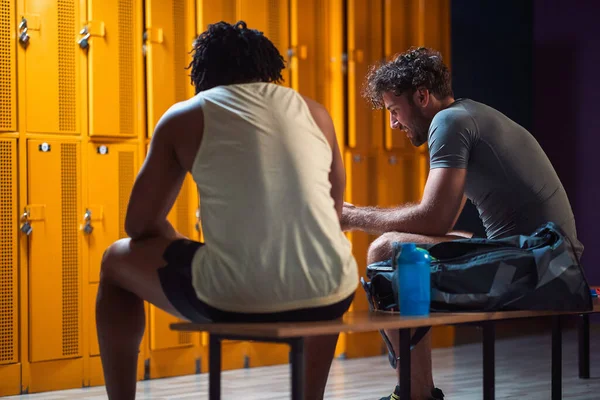 Two Men Locker Room Having Conversation Workout Enjoying Each Others — Stock Photo, Image