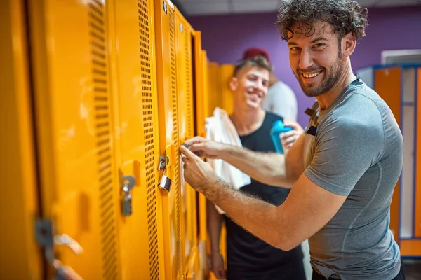 Jongeman Sportkleding Sluit Zijn Kluisje Kleedkamer Klaar Voor Training Sport — Stockfoto