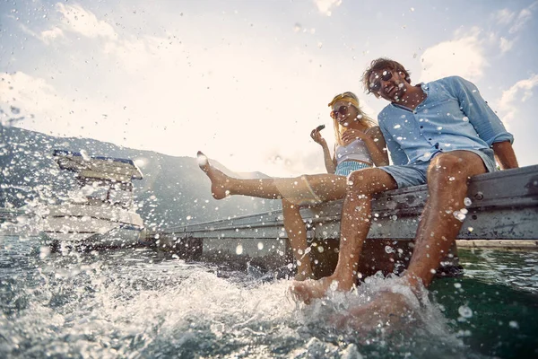 Deniz Kenarında Güneşli Bir Günde Rıhtımda Oturan Genç Bir Çift — Stok fotoğraf