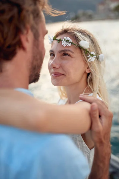 Glada Nygifta Par Vacker Brud Med Blomsterkrans Som Ser Kär — Stockfoto