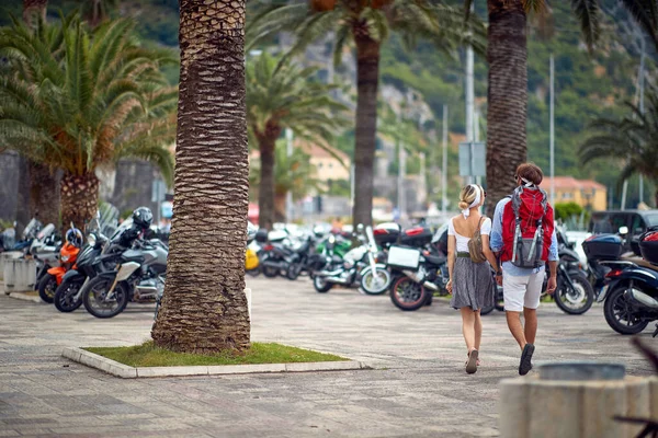 Junges Schönes Touristenpaar Auf Einem Spaziergang Der Sommerstadt Reisen Zweisamkeit — Stockfoto