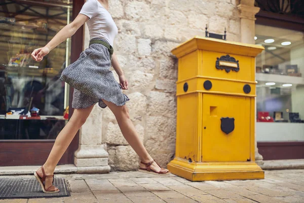 Περπατήστε Στην Πόλη Μπροστά Από Καταστήματα Νεαρή Γυναίκα Φούστα Περπατάει — Φωτογραφία Αρχείου