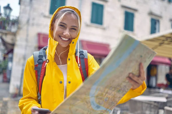 Egy Fiatal Női Turista Pózol Egy Fotóhoz Miközben Térképet Használja — Stock Fotó