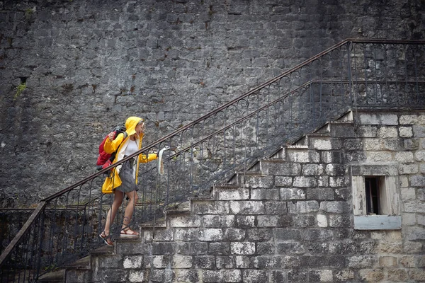 Young Tourist Raincoat Going Stairs Looking Map Feeling Victorious Ariving — Stock Photo, Image