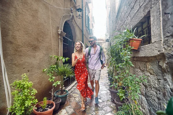 Young Couple Walking Narrow Streets Old City Beautiful Day Vacation — Stock Photo, Image