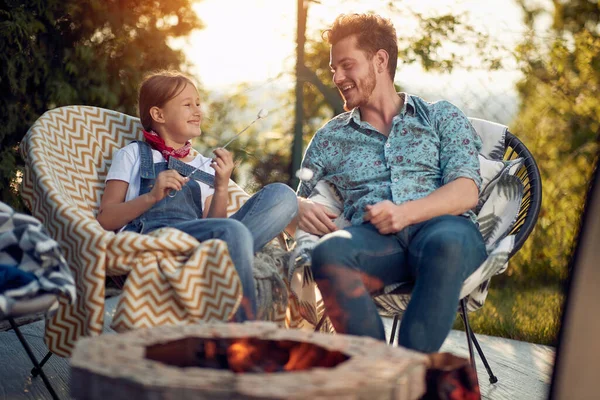 Moment Pure Connection Love Father His Daughter Shared Experience Roasting — Stock Photo, Image