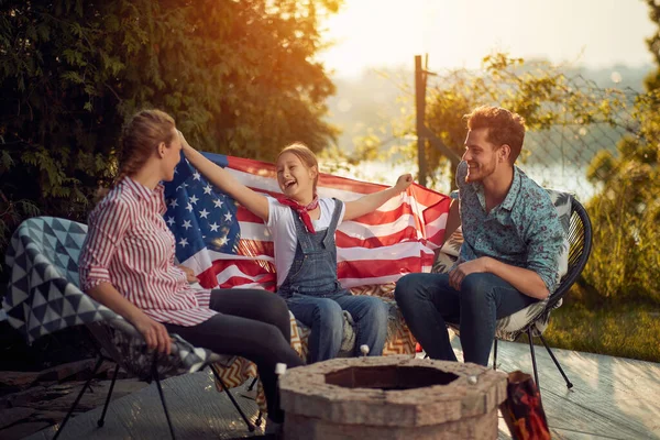Sebuah Keluarga Yang Bergembira Merayakan Hari Kemerdekaan Luar Ruangan Gambar — Stok Foto