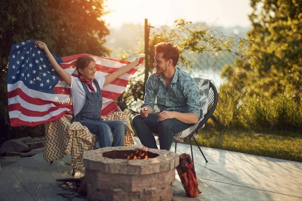 Celebração Familiar Dia Independência Pai Sua Filha Sentam Junto Fogo — Fotografia de Stock