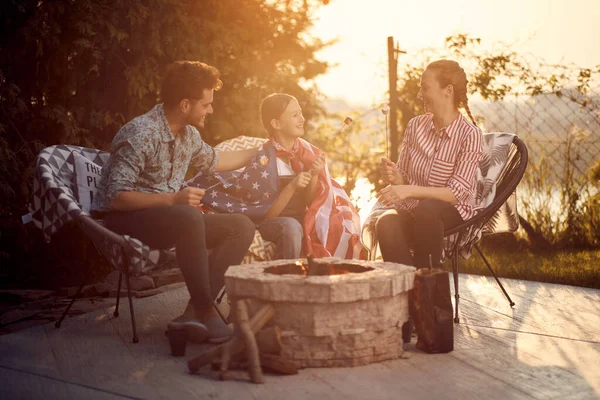 Aile Bağımsızlık Günü Kutlarken Çıtır Çıtır Bir Ateşin Etrafında Toplanır — Stok fotoğraf