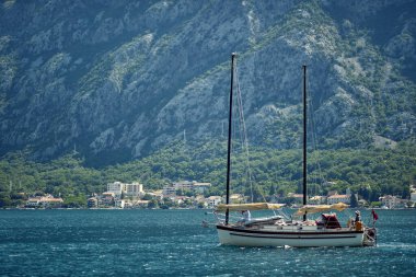 Deniz kenarında güneşli güzel bir günde körfezde güzel bir manzara. Deniz, koy, yaz
