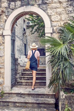 Sıradan bir sarışının yaz günü eski kasabayı keşfetmesi.