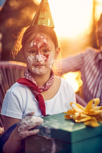 Függőleges Portré Fiatal Szülinapos Lányról Tortával Arcán Aki Ajándékot Tart — Stock Fotó
