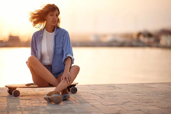 Young Beautiful Girl Posing Photo While Sitting Skateboard Enjoying Windy — Stock Photo, Image
