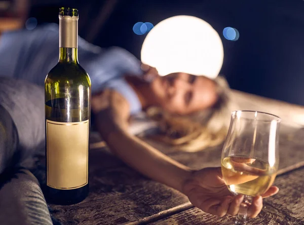 Geceleri Rıhtımda Romantik Güzel Bir Şişe Şarap — Stok fotoğraf