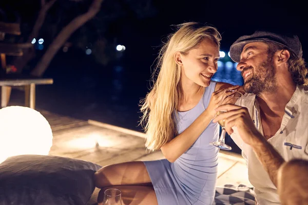 Merayu Malam Bulan Mencintai Pasangan Muda Menikmati Anggur Malam Romantis — Stok Foto