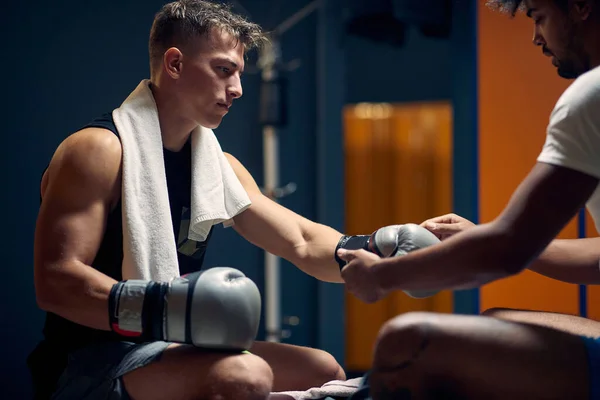 Mladý Boxerský Hráč Sedí Šatně Připravuje Cvičení Osobní Trenér Pomáhá — Stock fotografie