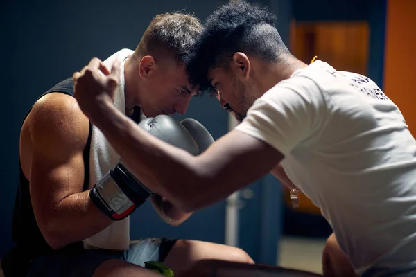 Joven Jugador Boxeo Siendo Animado Por Entrenador Sentado Vestidor Preparación —  Fotos de Stock