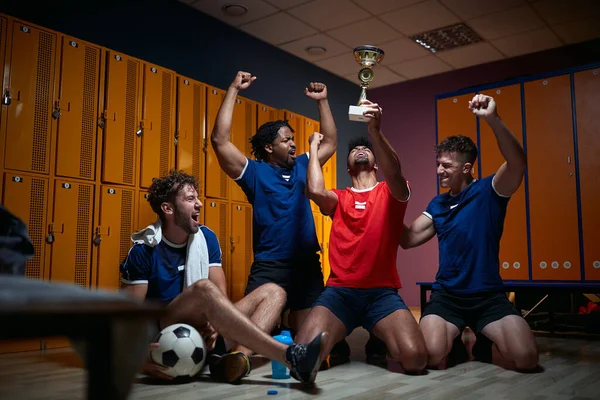 Jeune Équipe Joueurs Football Célébrant Succès Avec Trophée Dans Vestiaire — Photo