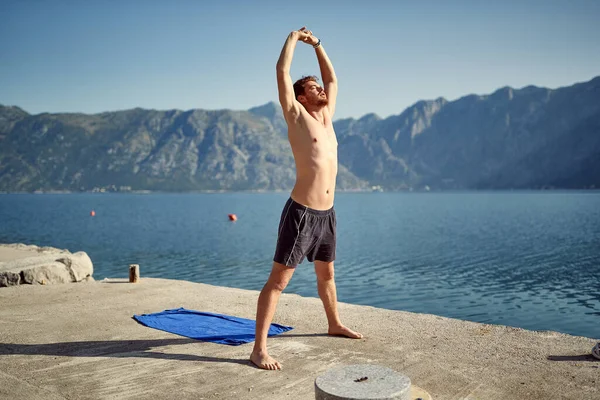Joven Está Haciendo Yoga Muelle Hermoso Día Soleado Playa Deporte —  Fotos de Stock