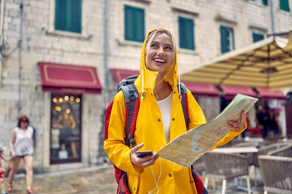Glad Kvinnlig Turist Utforska Staden Regnig Dag — Stockfoto