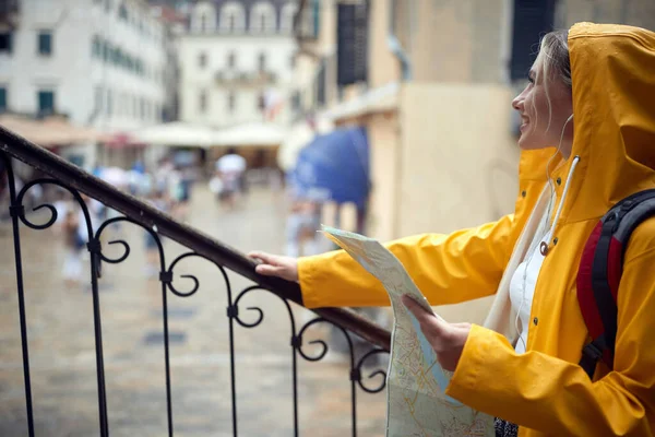 Cestování Městě Dešti Mladá Žena Žlutém Plášti Skrývá Před Deštěm — Stock fotografie