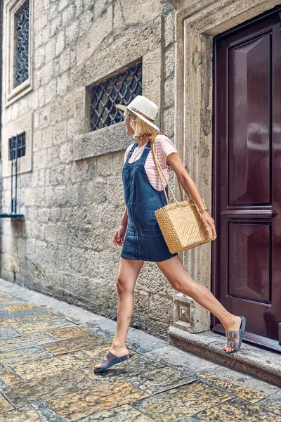 Молода Стильна Блондинка Капелюхом Літньою Сукнею Прогулянці Старі Будівлі Європейське — стокове фото