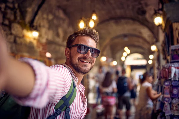 Joven Tomando Selfie Callejón Callejero Bazar Tienda Turista Vacaciones Caminando — Foto de Stock