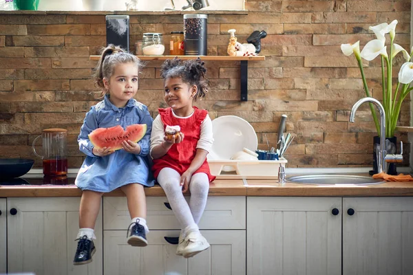 Dvě Mladé Dívky Scházejí Kuchyni Jedna Dívka Radostně Kousne Báječného — Stock fotografie