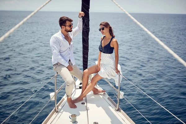 現代の裕福なカップルはヨットで一緒に巡航します 豪華なライフスタイルコンセプト — ストック写真