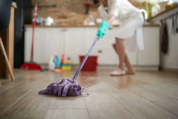 Spotlight Falls Woman Who Commands Attention Her Skillful Mastery Mop — Stock Photo, Image