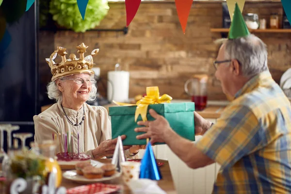 Schöne Geburtstagsfeier Als Geliebte Oma Wird Von Ihren Lieben Umgeben — Stockfoto