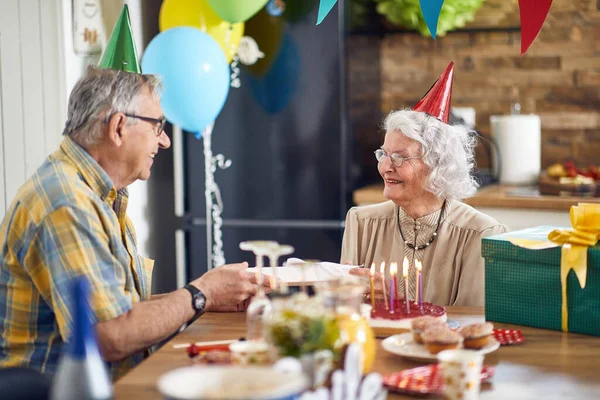 Atmosphere Filled Warmth Joy Grandpa Presents Unexpected Surprise Carefully Chosen — Stock Photo, Image