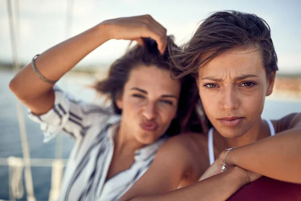 两名漂亮的女模特合影 她们在一个阳光明媚的晴天的游艇上摆姿势拍照 — 图库照片