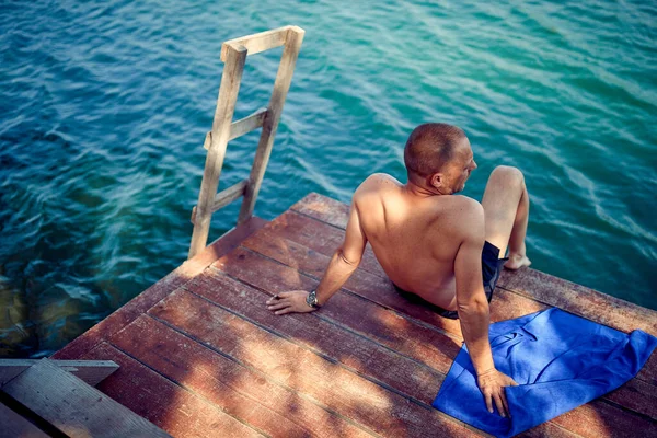 Hombre Joven Relajándose Disfrutando Por Mañana Las Vacaciones Verano — Foto de Stock