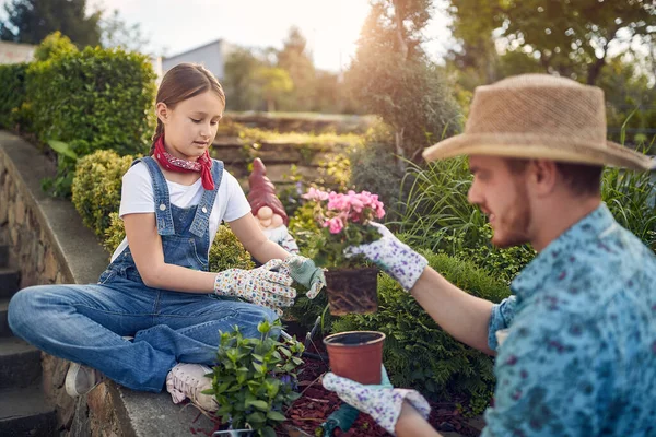 Pai Filha Trabalham Mãos Dadas Pai Cuidadosamente Levanta Uma Flor — Fotografia de Stock