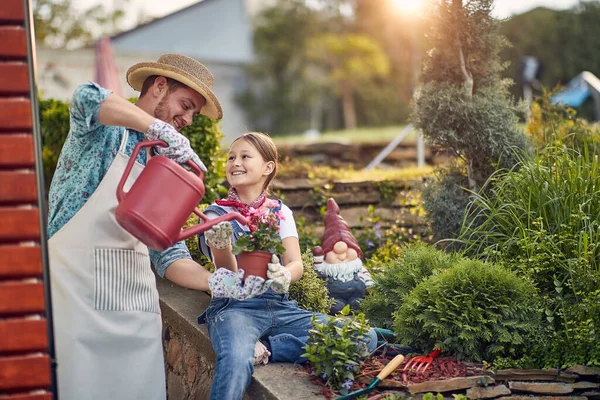 Дочка Гордо Обриває Квітковий Горщик Ретельно Доглядаючи Його Ніжне Цвітіння — стокове фото