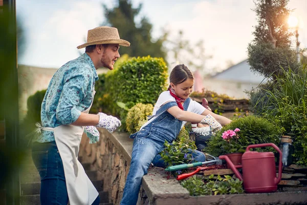 Vinculação Entre Pai Filha Enquanto Trabalham Lado Lado Seu Jardim — Fotografia de Stock