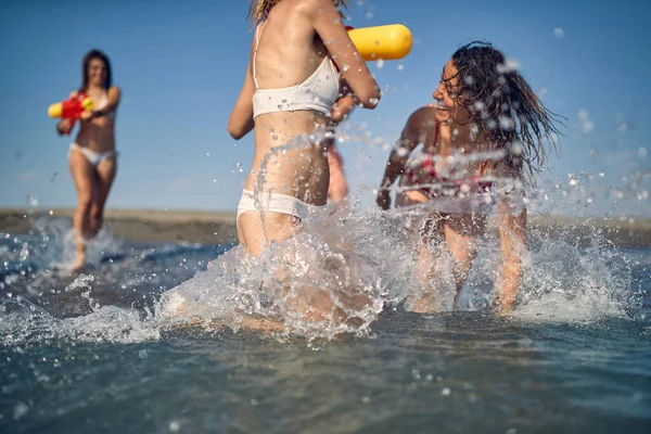 기분좋은 여자가 해변에서 물총으로 즐겁게 — 스톡 사진