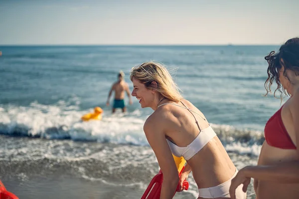 Grupp Vänner Leker Det Grunda Stranden Vacker Sommardag Sommar Strand — Stockfoto