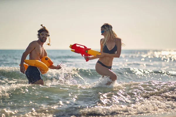 Zwei Freunde Prügeln Sich Strand Mit Wasserpistolen — Stockfoto