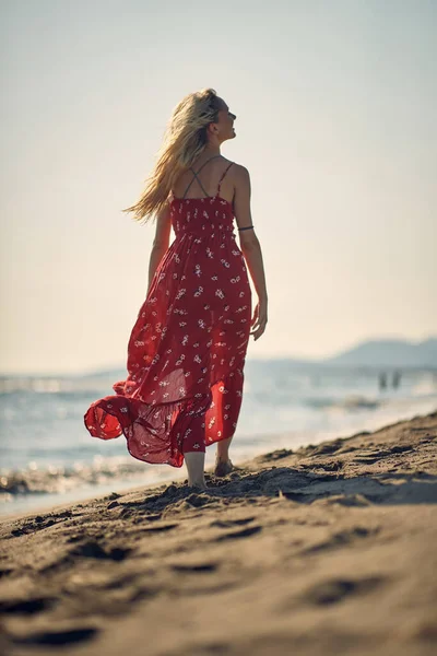 Jovem Mulher Bonita Andando Praia Vestido Verão Vermelho Visão Traseira — Fotografia de Stock