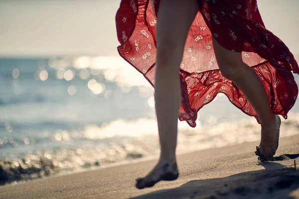 Frau Spaziert Bei Sonnenaufgang Schönen Strand Und Genießt Ihre Freizeit — Stockfoto